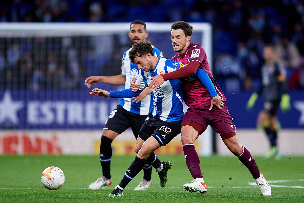 包含费耶诺德训练开放日；今晚遗憾出局引欢呼；欧冠在即；球探报告显示潜力的词条