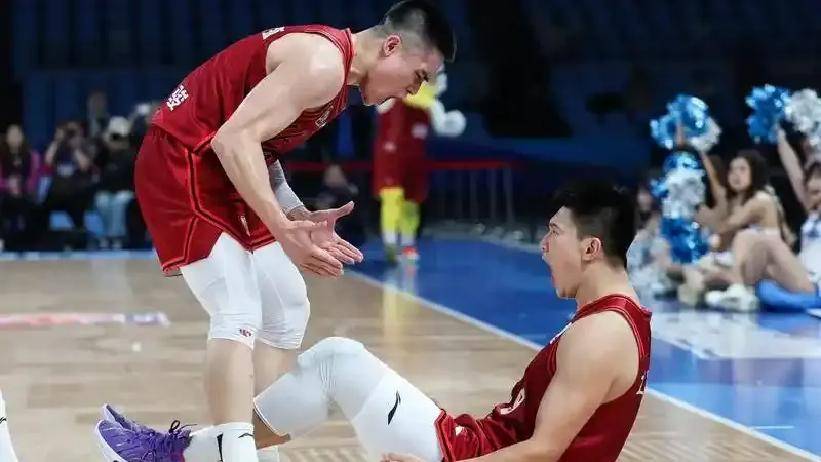 爱游戏官方网站-纽约尼克斯训练开放日，转会期扳平良机引欢呼，CBA常规赛在即，身体对抗强度拉满的简单介绍